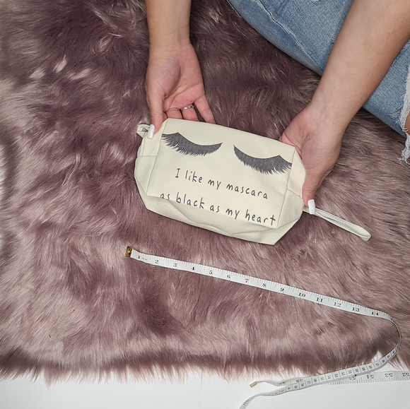 **SOLD OUT**Makeup Bag - Picture 2 of 4